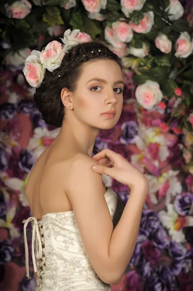Fiatal Menyasszony Virágokkal Hajában Virágos Háttérrel — Stock Fotó