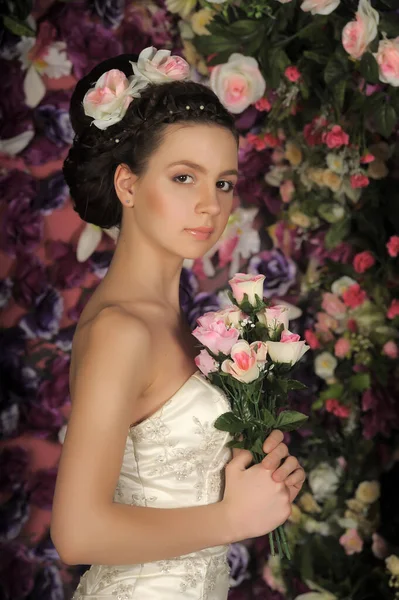 Young Bride Flowers Her Hair Floral Background — Stock Photo, Image
