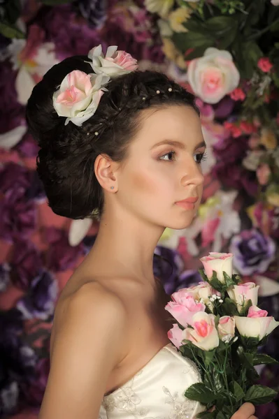 Young Bride Flowers Her Hair Floral Background — Stock Photo, Image