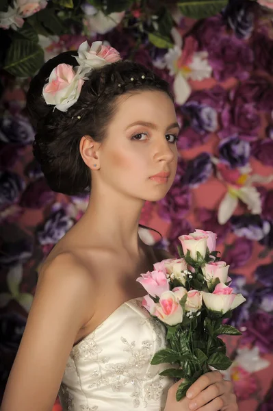 Young Bride Flowers Her Hair Floral Background — Stock Photo, Image