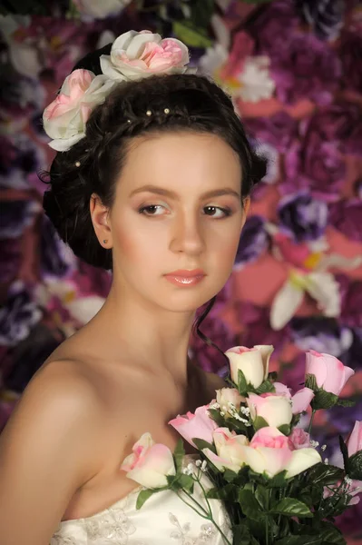 Young Bride Flowers Her Hair Floral Background — Stock Photo, Image