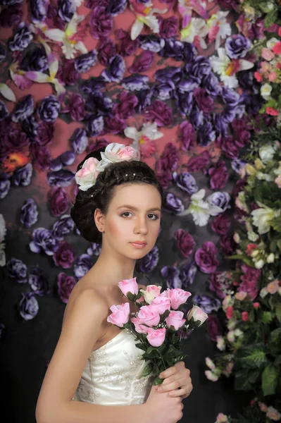 Young Bride Flowers Her Hair Floral Background — Stock Photo, Image