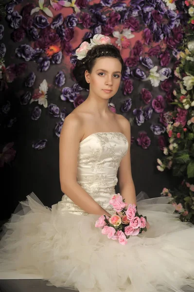 Junge Braut Mit Blumen Haar Auf Floralem Hintergrund — Stockfoto