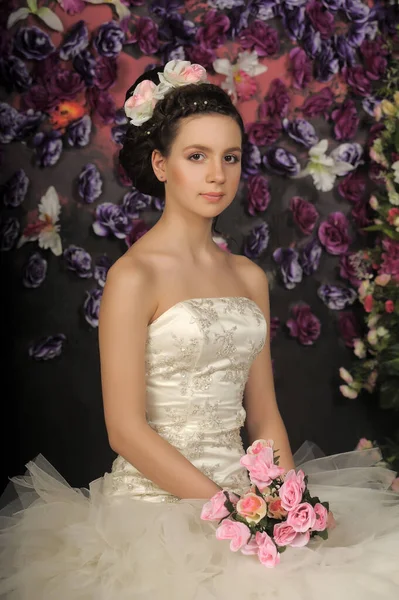 Молодая Невеста Цветами Волосах Цветочном Фоне — стоковое фото