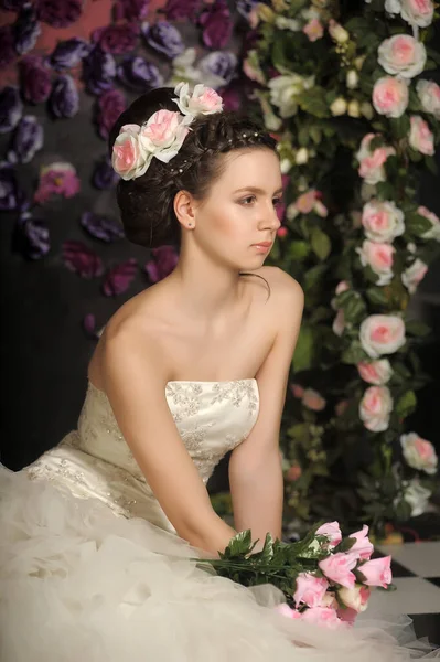 年轻的新娘 头发上有花 背景是花 — 图库照片