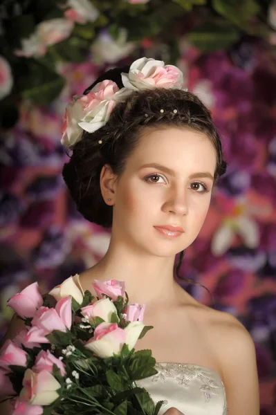Νεαρή Νύφη Λουλούδια Στα Μαλλιά Της Λουλουδάτο Φόντο — Φωτογραφία Αρχείου