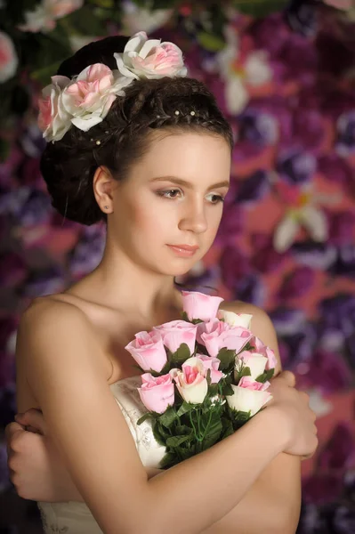 Mladá Nevěsta Květinami Vlasech Květinovém Pozadí — Stock fotografie