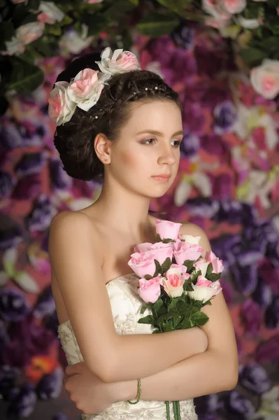 Jovem Noiva Com Flores Seu Cabelo Fundo Floral — Fotografia de Stock