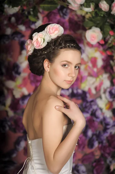 Jovem Noiva Com Flores Seu Cabelo Fundo Floral — Fotografia de Stock