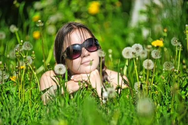 Güneş Gözlüklü Genç Kız Karahindibaların Arasında — Stok fotoğraf