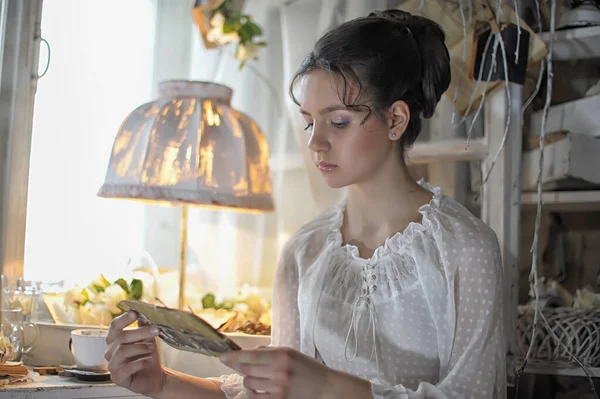 Chica Leyendo Mientras Está Sentado Suelo Interior Cara —  Fotos de Stock