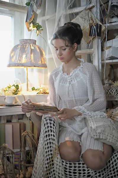 Chica Leyendo Mientras Está Sentado Suelo Interior Cara —  Fotos de Stock