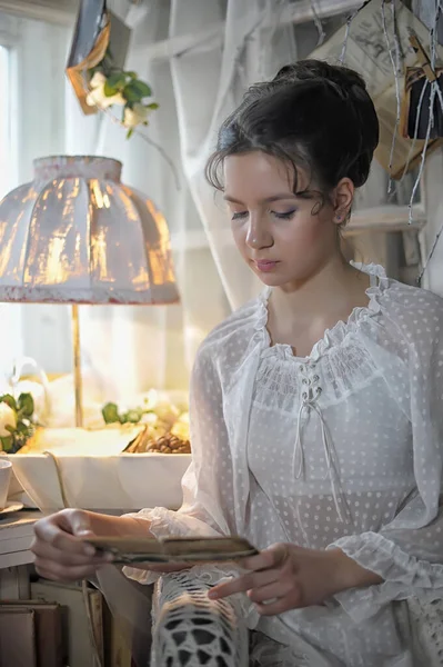 Tjejen Läser När Hon Sitter Golvet Inomhus Ansikte — Stockfoto