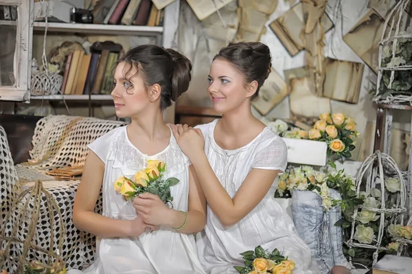 Twee Zussen Vintage Witte Jurk Met Een Boeket Gele Rozen — Stockfoto