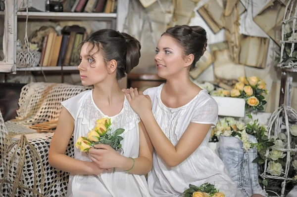 Twee Zussen Vintage Witte Jurk Met Een Boeket Gele Rozen — Stockfoto