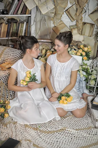 Due Sorelle Abito Bianco Vintage Con Bouquet Rose Gialle — Foto Stock