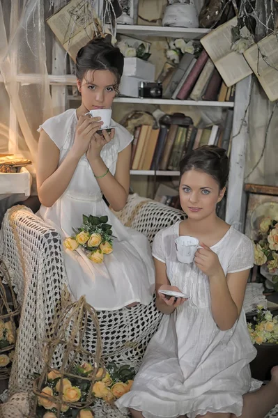 Dwie Siostry Zabytkowej Białej Sukience Bukietem Żółtych Róż — Zdjęcie stockowe