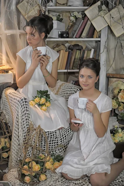 Duas Irmãs Vestido Branco Vintage Com Buquê Rosas Amarelas — Fotografia de Stock