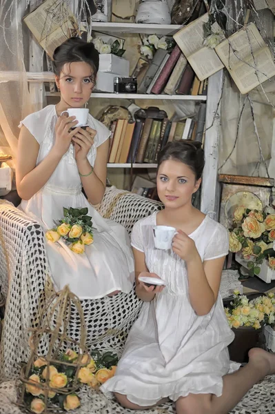Δύο Αδελφές Vintage Λευκό Φόρεμα Ένα Μπουκέτο Κίτρινα Τριαντάφυλλα — Φωτογραφία Αρχείου