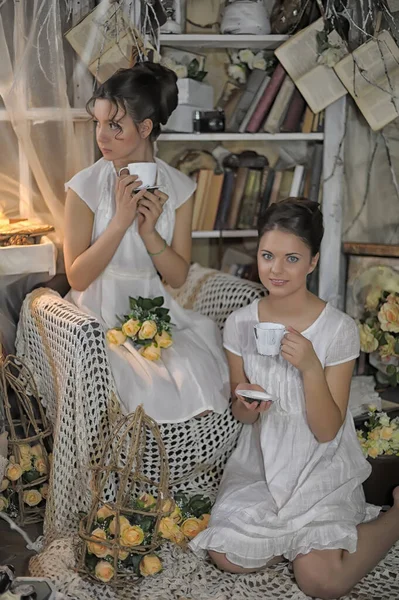 Två Systrar Vintage Vit Klänning Med Bukett Gula Rosor — Stockfoto