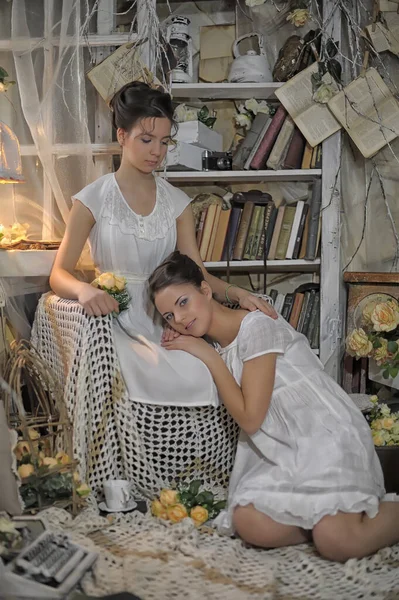 Duas Irmãs Vestido Branco Vintage Com Buquê Rosas Amarelas — Fotografia de Stock