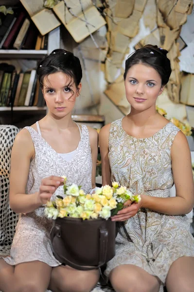 Twee Zussen Vintage Witte Jurk Met Een Boeket Gele Rozen — Stockfoto