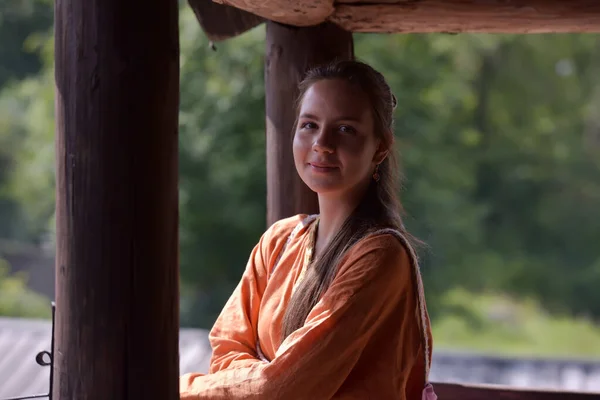 Fille Dans Une Robe Orange Rétro Simple Femme Cheveux — Photo