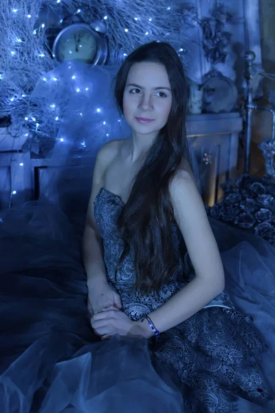 Güzel Uzun Saçlı Güzel Mavi Elbiseli Gümüş Elbiseli Esmer — Stok fotoğraf