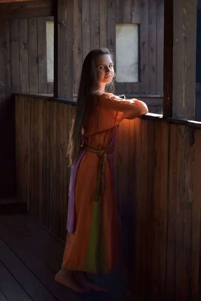 Egy Lány Egy Egyszerű Retro Narancssárga Ruhában Haj — Stock Fotó