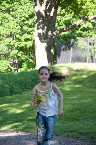 Petite Fille Court Été Dans Parc — Photo