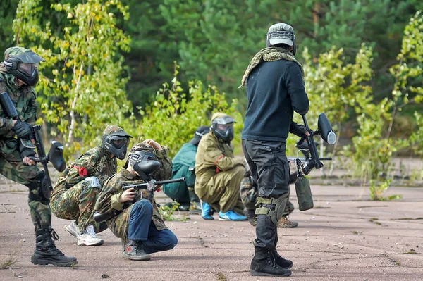 2017年夏季末在圣彼得堡举行的露天彩弹锦标赛 人们身着迷彩服 手持彩弹枪和面具 — 图库照片