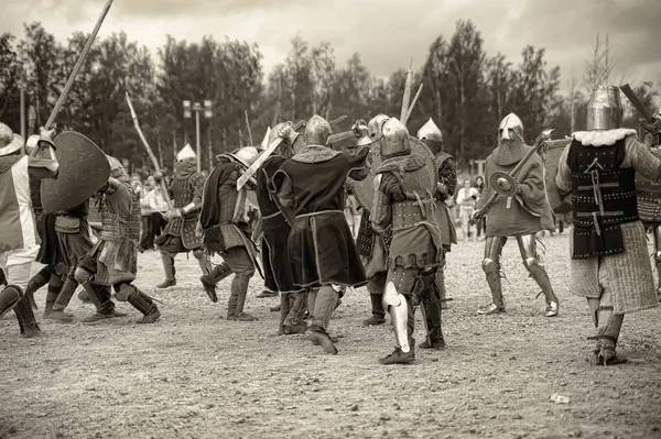 ロシア ヴィボルグ 2012年7月7日歴史的復興のロシア要塞祭りでの戦い中の鎧の騎士 — ストック写真