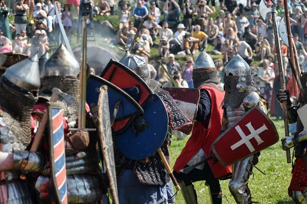 Russia Vyborg 2012 Cavalieri Armatura Durante Battaglia Alla Festa Della — Foto Stock