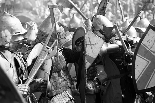 Rusia Vyborg 2012 Caballeros Armadura Durante Batalla Festival Fortaleza Rusa —  Fotos de Stock