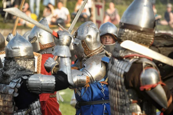 ロシア ヴィボルグ 2012年7月7日歴史的復興のロシア要塞祭りでの戦い中の鎧の騎士 — ストック写真