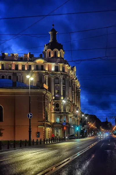 俄罗斯 圣彼得堡2020年4月18日夜晚 在科罗纳维耶斯流行病肆虐期间荒废的卡门诺斯特罗夫斯基大街 — 图库照片