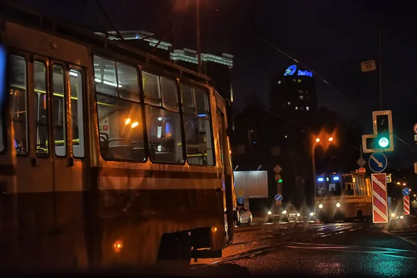 Rosja Sankt Petersburg 2020 Tramwaj Nocnej Ulicy Miasta — Zdjęcie stockowe