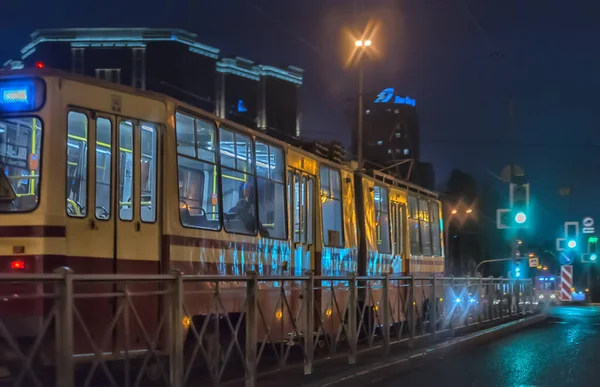 Rosja Sankt Petersburg 2020 Tramwaj Nocnej Ulicy Miasta — Zdjęcie stockowe