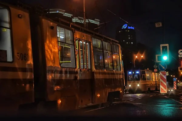 Rusia San Petersburgo 2020 Tranvía Calle Nocturna Ciudad — Foto de Stock