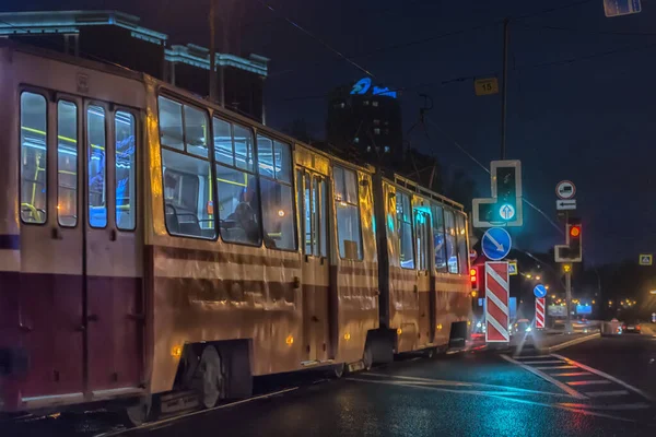 Russie Saint Pétersbourg 2020 Tram Dans Rue Nuit Ville — Photo