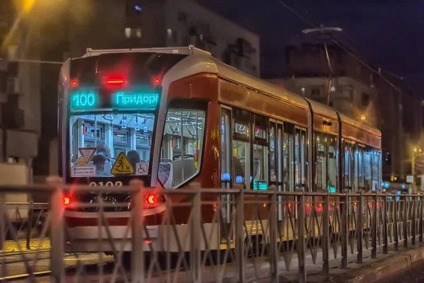 Россия Санкт Петербург 2020 Трамвай Ночной Улице Города — стоковое фото