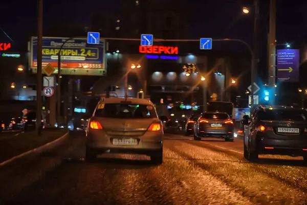 Rusia San Petersburgo 2020 Ciudad Nocturna Coches Durante Epidemia Coronavirus —  Fotos de Stock