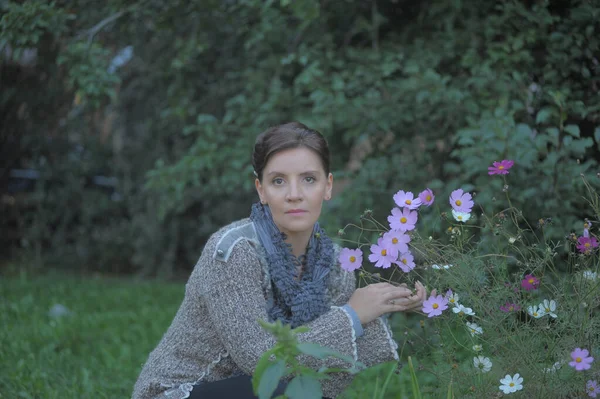 Vacker Brunett Kvinna Tröja Trädgården Nära Blommorna — Stockfoto