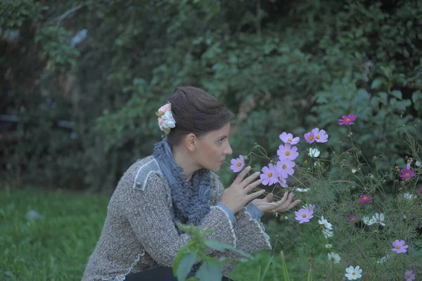 Schöne Brünette Frau Pullover Garten Der Nähe Der Blumen — Stockfoto