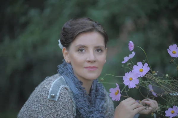 Vacker Brunett Kvinna Tröja Trädgården Nära Blommorna — Stockfoto