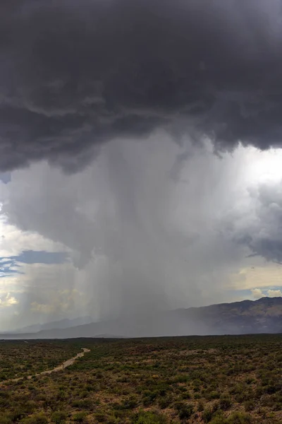 Szary Grzmot Chmura Produkuje Deszcz Nad Półpustynną Prerią Łąk — Zdjęcie stockowe