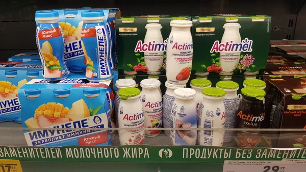 Rússia São Petersburgo 2020 Beber Iogurte Bebê Nas Prateleiras Supermercado — Fotografia de Stock
