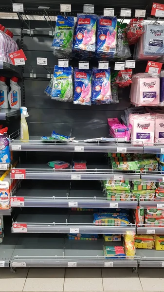 Rússia São Petersburgo 2020 Luvas Produtos Limpeza Nas Prateleiras Supermercado — Fotografia de Stock