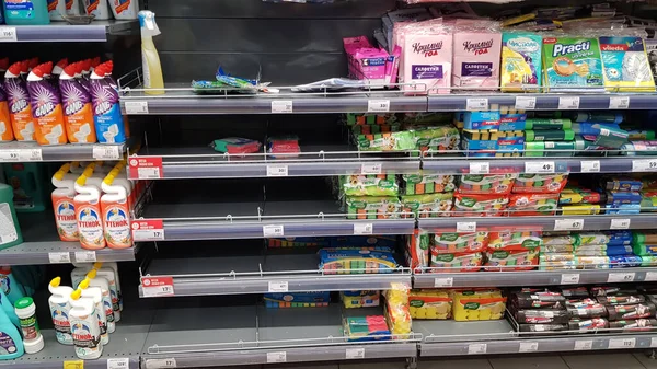 Rússia São Petersburgo 2020 Luvas Produtos Limpeza Nas Prateleiras Supermercado — Fotografia de Stock