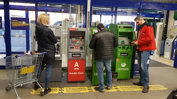 Ussia San Petersburgo 2020 Personas Cajero Automático Con Marcas Durante — Foto de Stock